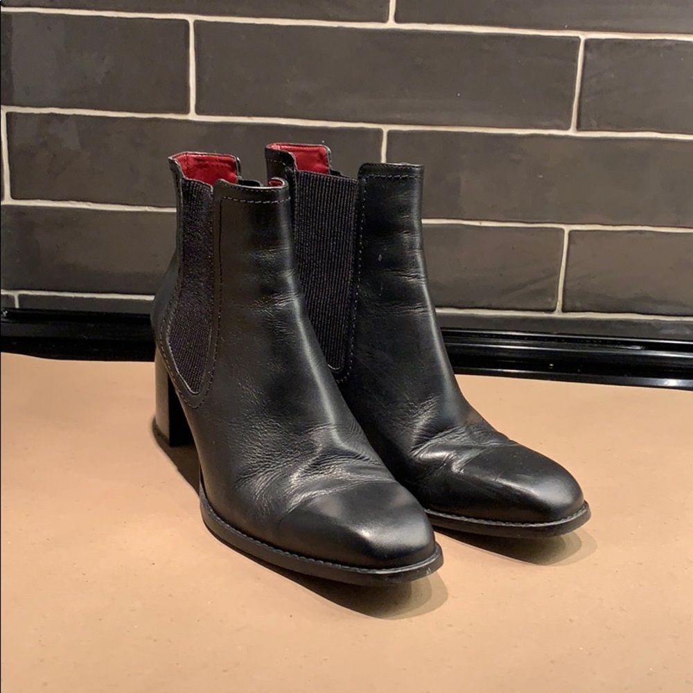 Heeled leather chelsea boots